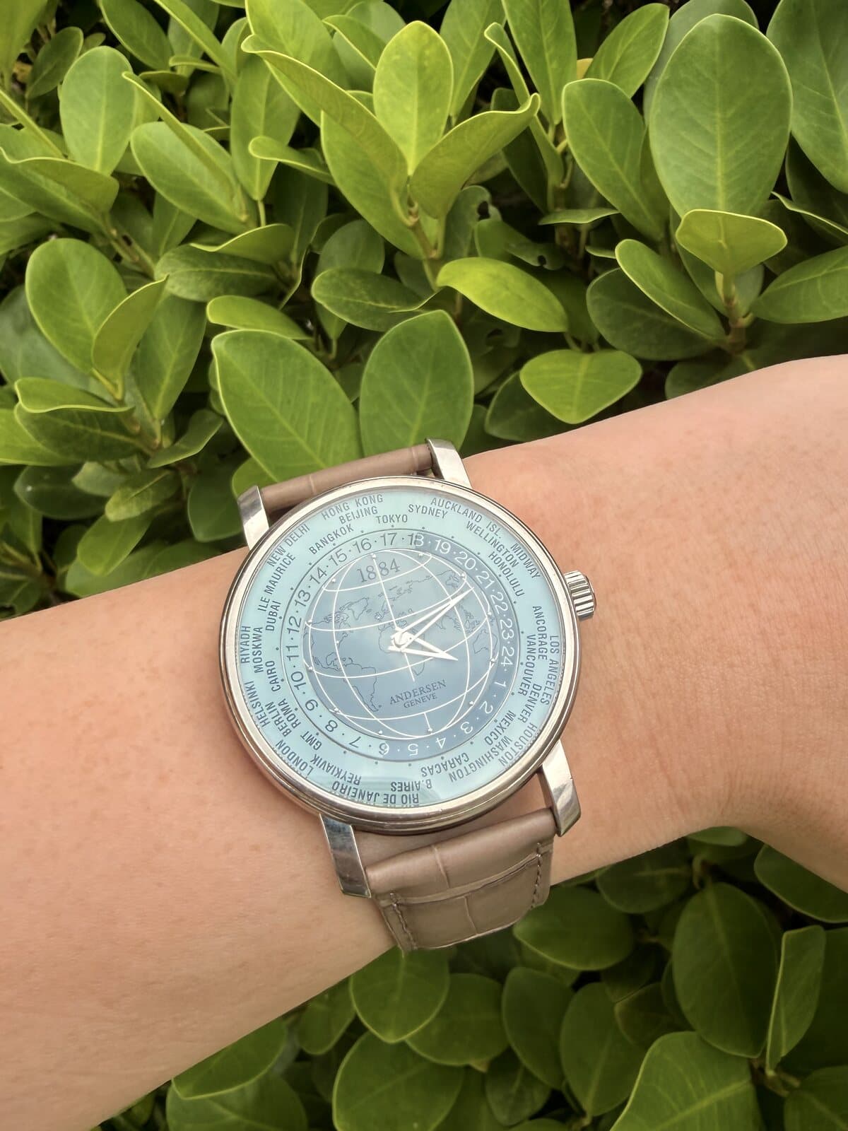 Andersen Genève 1884 World Time in white gold on the wrist, full frame
